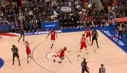 霍兰德内突外投连得5分，活塞打出一波13-1反超比分